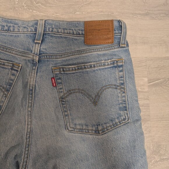 Levi's Light Wash Distressed Jeans - Picture 14 of 16